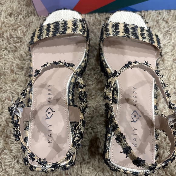 New in Box Katy Perry "The Busy Bee Strappy" Platform Heels- Size 8.5 Women’s - Picture 5 of 11